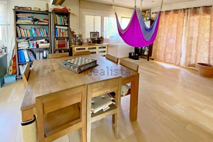 CASA A 200 METROS DE LA PLAYA CON GRAN JARDÍN Y PISCINA