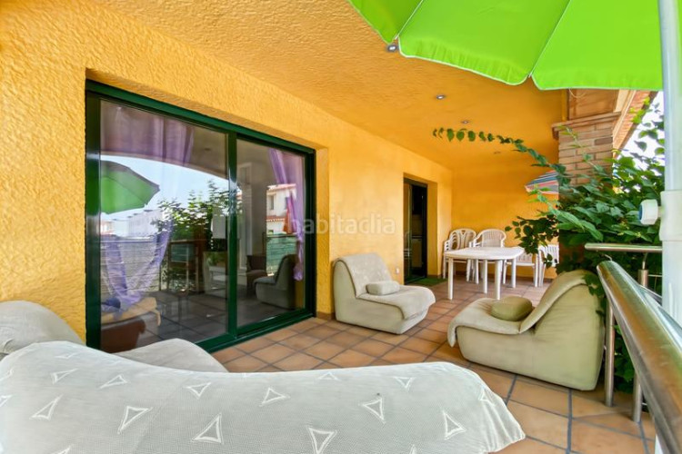 Casa  muy luminosa situada a pocos minutos a pie del mar y del centro de lescala.en la planta baja se encuentran tres dormitorios, en Escala (L´)