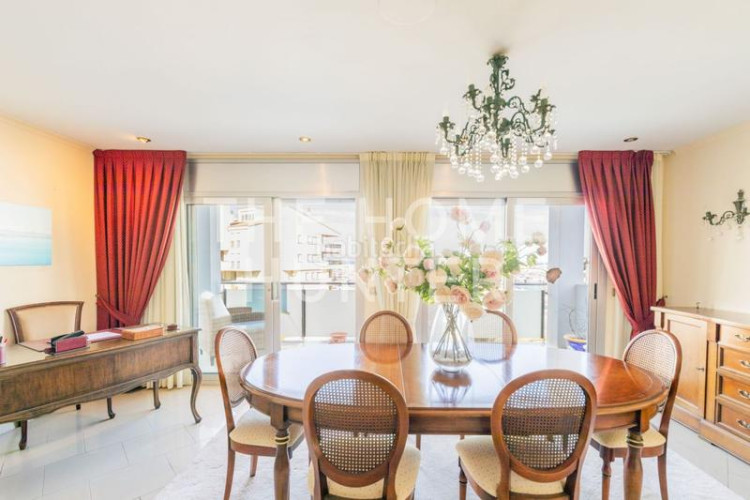 Ático  de 214 m2 con vistas y terraza en venta en escala, l en Escala (L´)