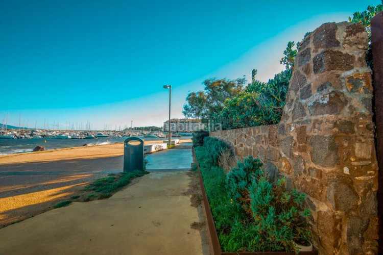 Casa en carrer ramon marquet 5 de lujo frente al mar en Escala (L´)