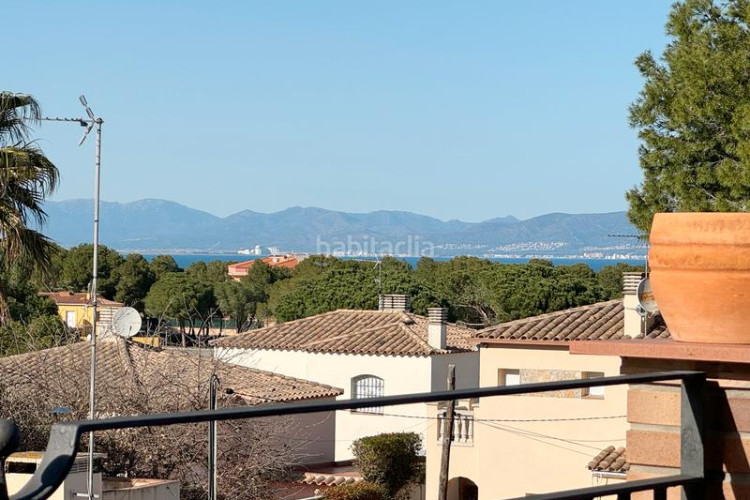 Casa en carrer muga 73 con piscina privada y vistas al mar panorámicas en Escala (L´)