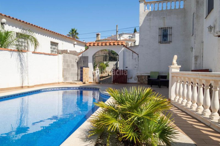 Casa  espaciosa con vistas al mar y piscina privada zona puig sec en Escala (L´)