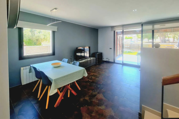 CASA MODERNA CON PISCINA Y GARAJE EN ZONA TRANQUILA