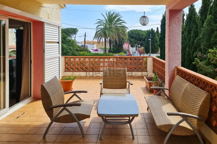 CASA A 200 METROS DE LA PLAYA CON GRAN JARDÍN Y PISCINA