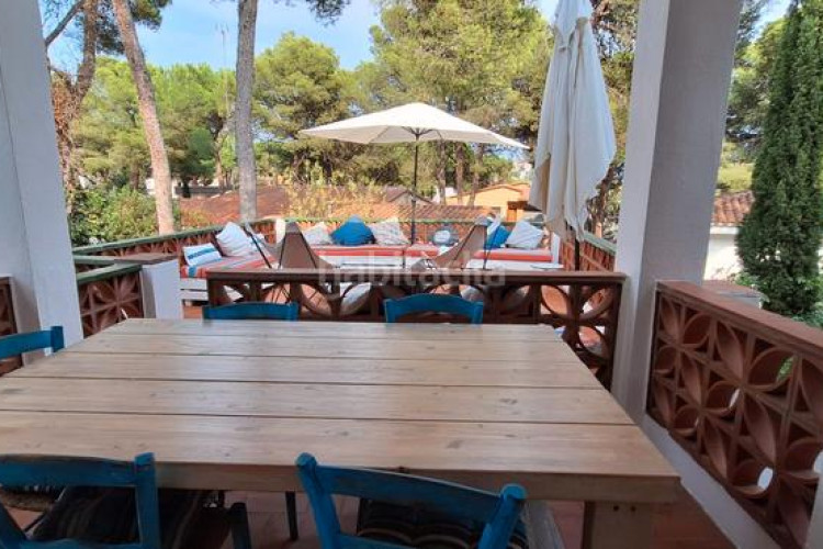 Casa pareada espaciosa casa con jardín y jacuzzi, zona cala montgó en Escala (L´)