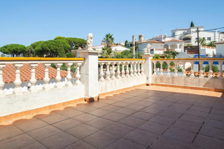 Casa  espaciosa con vistas al mar y piscina privada zona puig sec en Escala (L´)