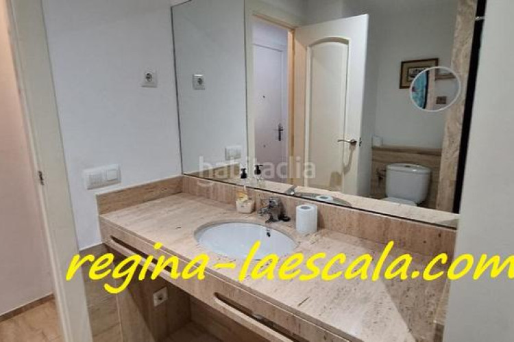 Planta baja un agradable y espacioso apartamento en un complejo residencial con piscina comunitaria y mucha zona verde. en Escala (L´)