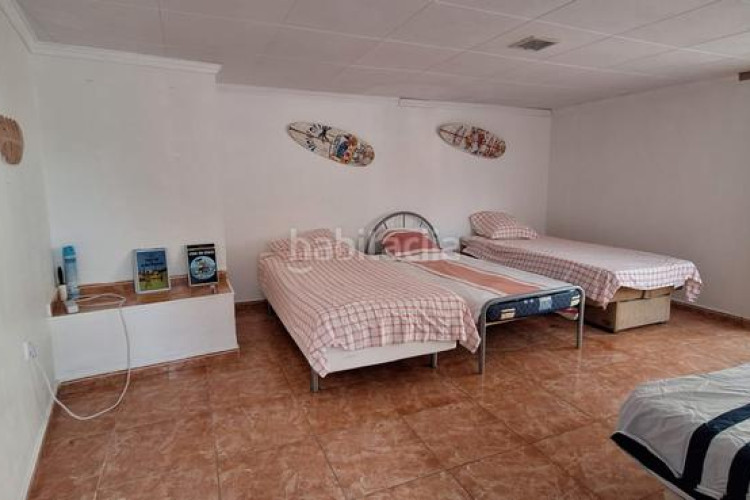 Casa pareada espaciosa casa con jardín y jacuzzi, zona cala montgó en Escala (L´)
