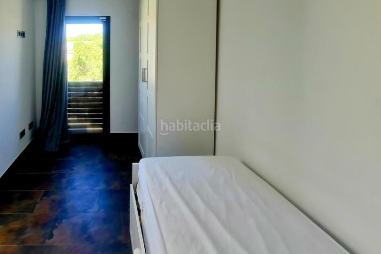 Casa adosada en carrer planasses 3 casa moderna con piscina y garaje en zona tranquila en Escala (L´)