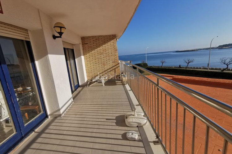 Piso en passeig mar 17 apartamento primera linia de mar con amplias terrazas y piscina comunitaria en el pueblo de l'escala en Escala (L´)