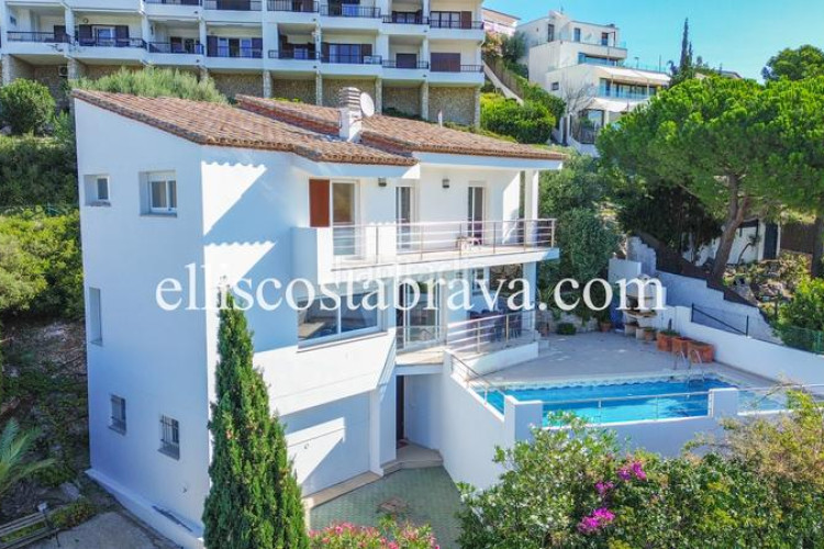 Casa fantástica propiedad con piscina privada y vistas al mar. en Escala (L´)