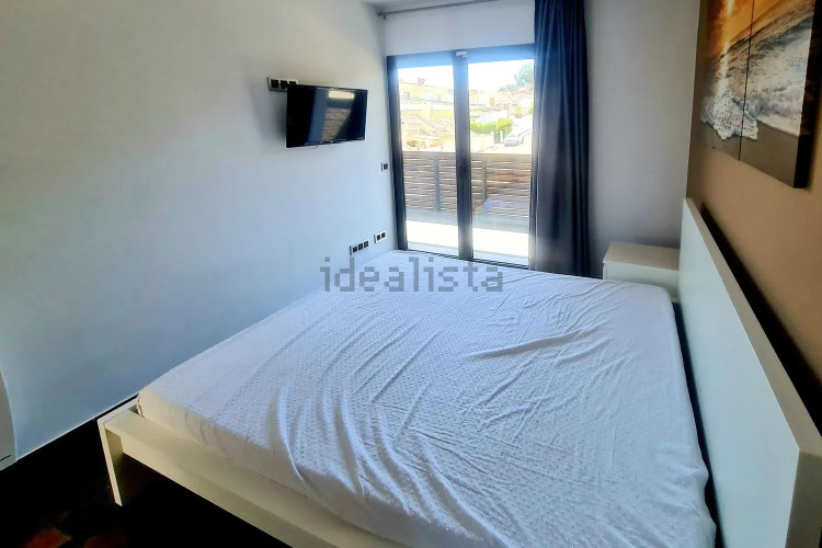 CASA MODERNA CON PISCINA Y GARAJE EN ZONA TRANQUILA