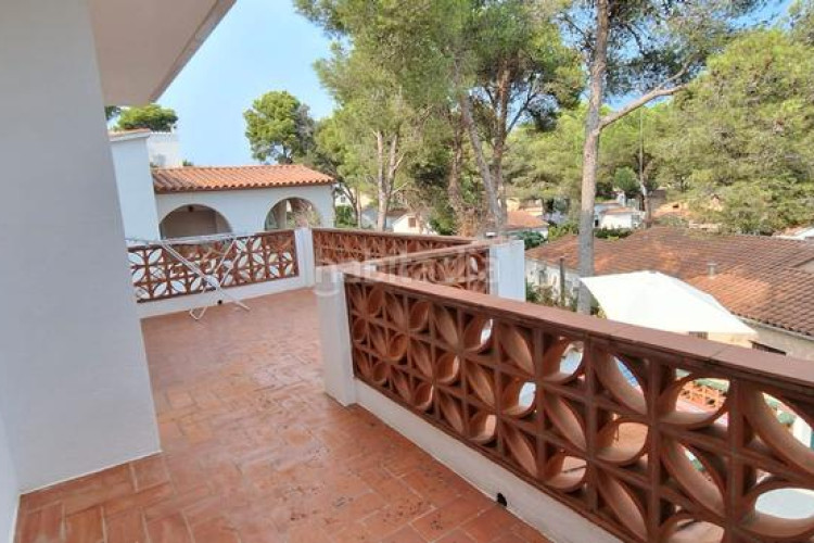 Casa pareada espaciosa casa con jardín y jacuzzi, zona cala montgó en Escala (L´)