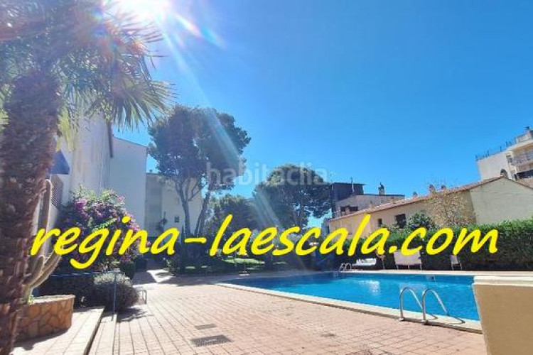 Planta baja un agradable y espacioso apartamento en un complejo residencial con piscina comunitaria y mucha zona verde. en Escala (L´)