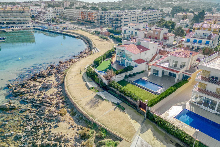 Сhalet en 1ª línea del mar con propio acceso a la playa. Totalmente reformado. Oportunidad