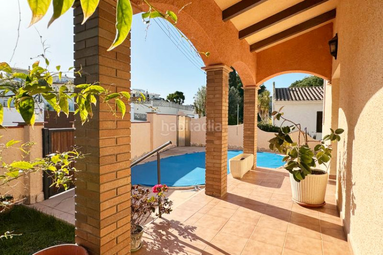 Casa en carrer muga 73 con piscina privada y vistas al mar panorámicas en Escala (L´)