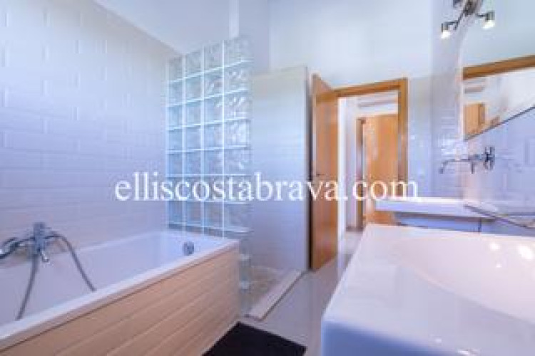 Casa fantástica propiedad con piscina privada y vistas al mar. en Escala (L´)