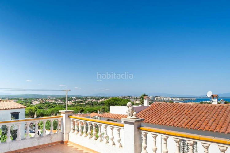 Casa  espaciosa con vistas al mar y piscina privada zona puig sec en Escala (L´)