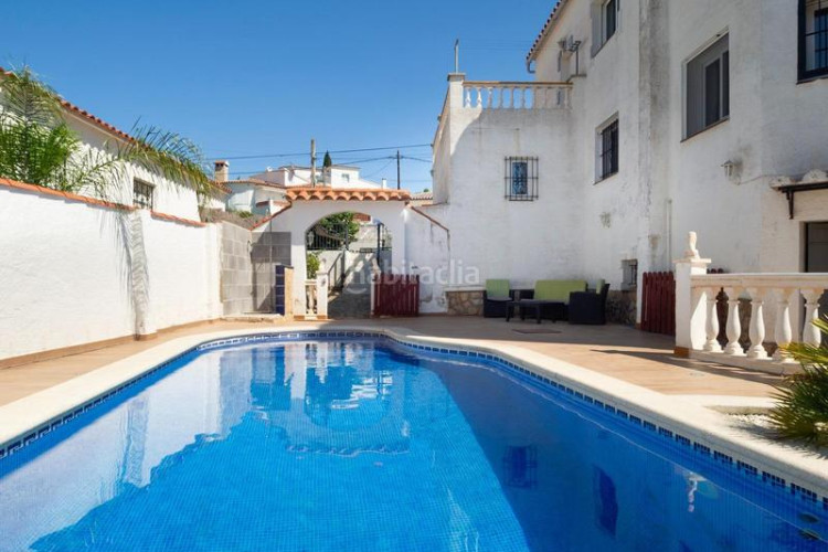 Casa  espaciosa con vistas al mar y piscina privada zona puig sec en Escala (L´)