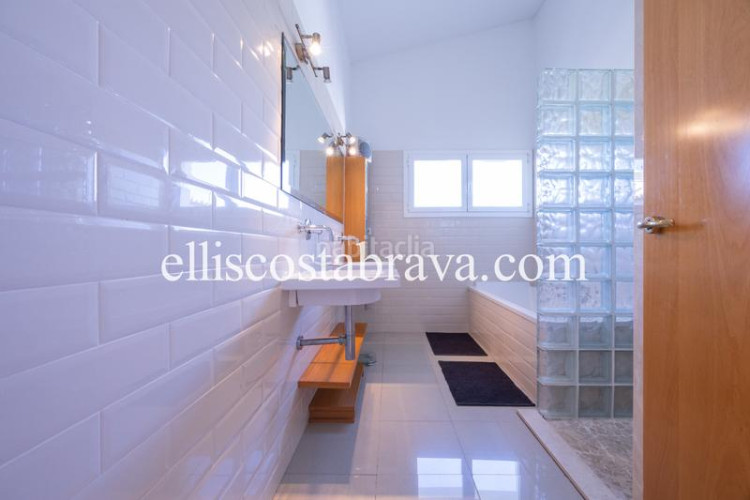 Casa fantástica propiedad con piscina privada y vistas al mar. en Escala (L´)