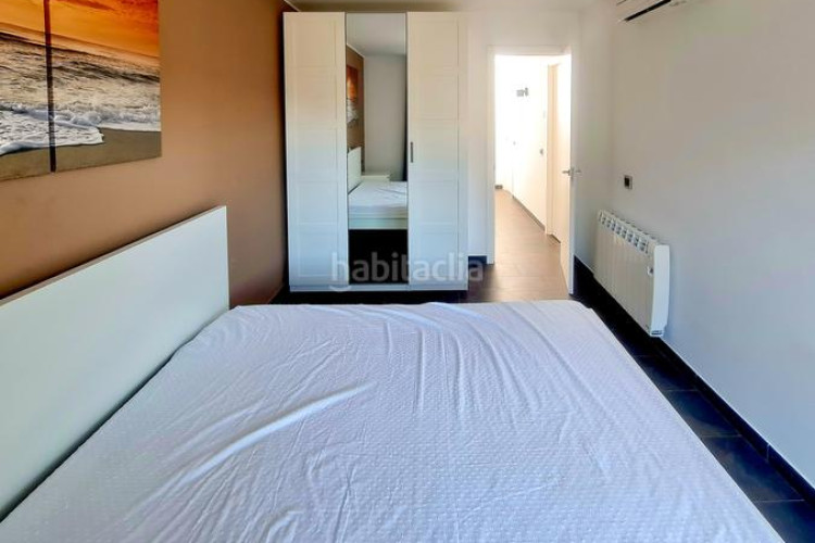 Casa adosada en carrer planasses 3 casa moderna con piscina y garaje en zona tranquila en Escala (L´)