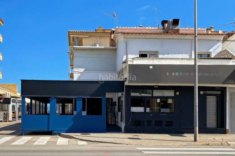 Piso restaurante y piso en venta a menos de 5 minutos andando de la playa, en una agradable zona de lescala. restaurantepizzería totalm en Escala (L´)
