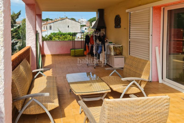 Chalet en carrer barcelona 42 casa a 200 metros de la playa con gran jardín y piscina en Escala (L´)