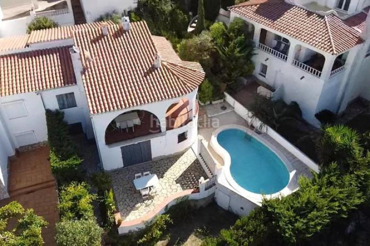 Casa  en cala Montgó con piscina y vistas, a solo 180 m del mar en Escala (L´)
