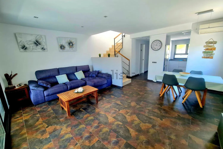 CASA MODERNA CON PISCINA Y GARAJE EN ZONA TRANQUILA