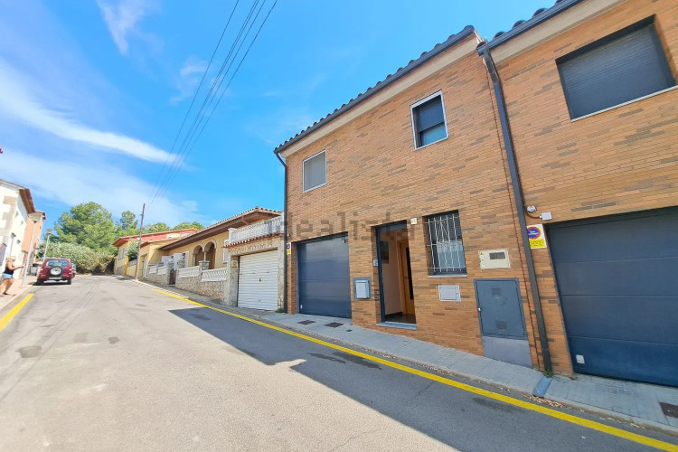 Casa de construcción 2008 con vistas panorámicas, en una zona residencial exclusiva!