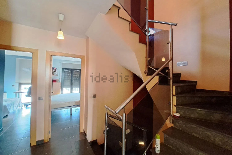 Casa de construcción 2008 con vistas panorámicas, en una zona residencial exclusiva!