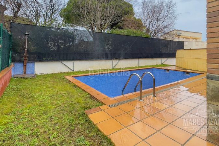Casa gran casa de dos plantas con muebles cerca del mar en l3839escala. en Escala (L´)