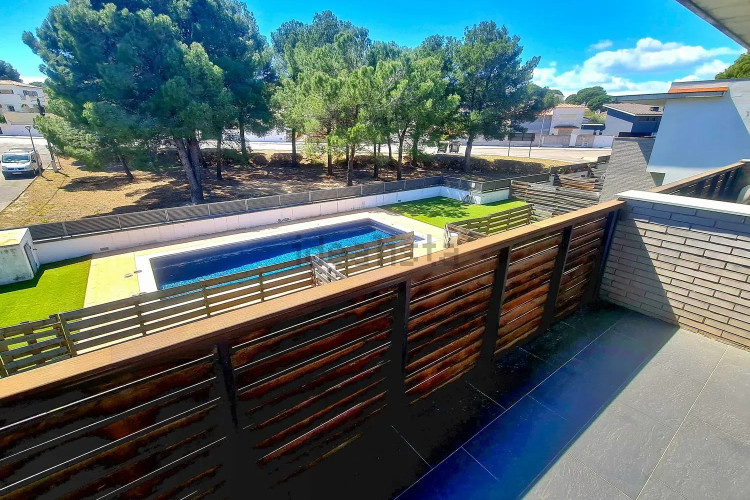 CASA MODERNA CON PISCINA Y GARAJE EN ZONA TRANQUILA