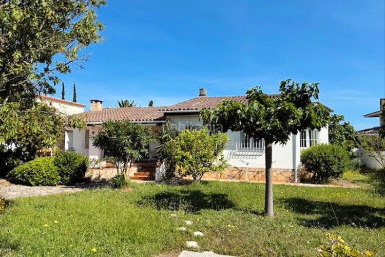 Casa villa de 180m²,con 3 dormitorios, garaje y piscina privada en Escala (L´)