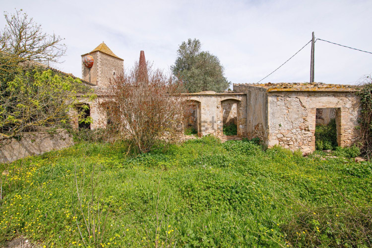 Masía en a la afueras