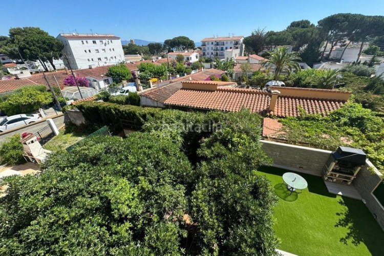 Piso para aprovechar apartamento de 38 m2 con terraza de 8 m2 vista al mar en Escala (L´)