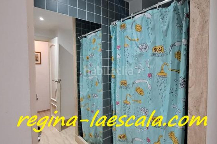 Planta baja un agradable y espacioso apartamento en un complejo residencial con piscina comunitaria y mucha zona verde. en Escala (L´)