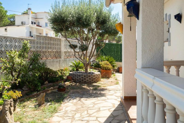 Casa  espaciosa con vistas al mar y piscina privada zona puig sec en Escala (L´)