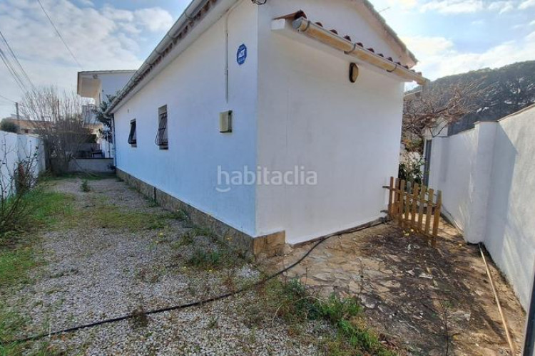 Chalet acogedor chalet esquinero con jardín y parking con posibilidad de piscina privada lescala costa brava en Escala (L´)