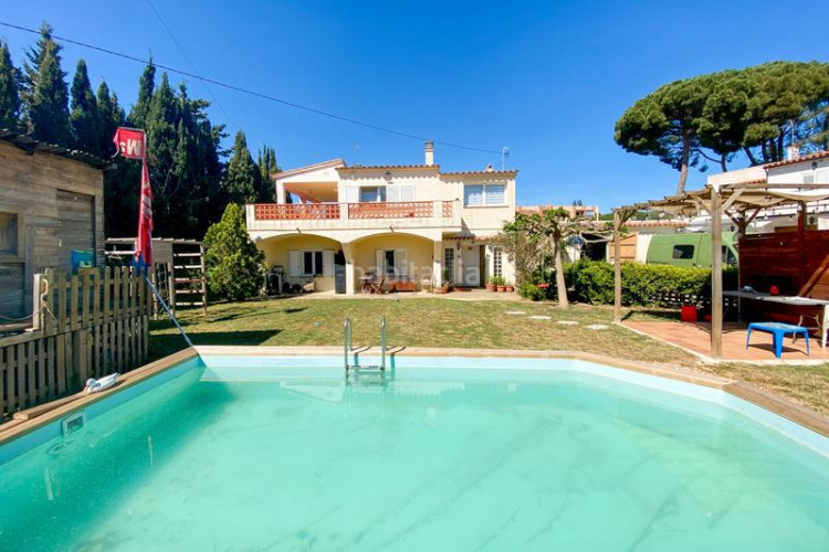 Chalet en carrer barcelona 42 casa a 200 metros de la playa con gran jardín y piscina en Escala (L´)