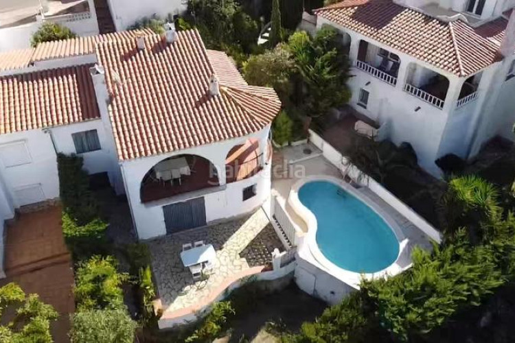 Casa  en cala Montgó con piscina, bonitas vistas y a sólo 180m del mar en Escala (L´)