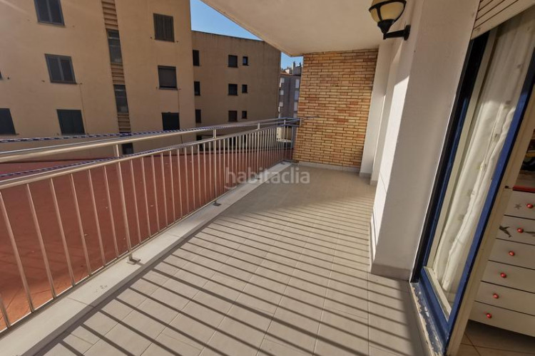 Piso en passeig mar 17 apartamento primera linia de mar con amplias terrazas y piscina comunitaria en el pueblo de l'escala en Escala (L´)