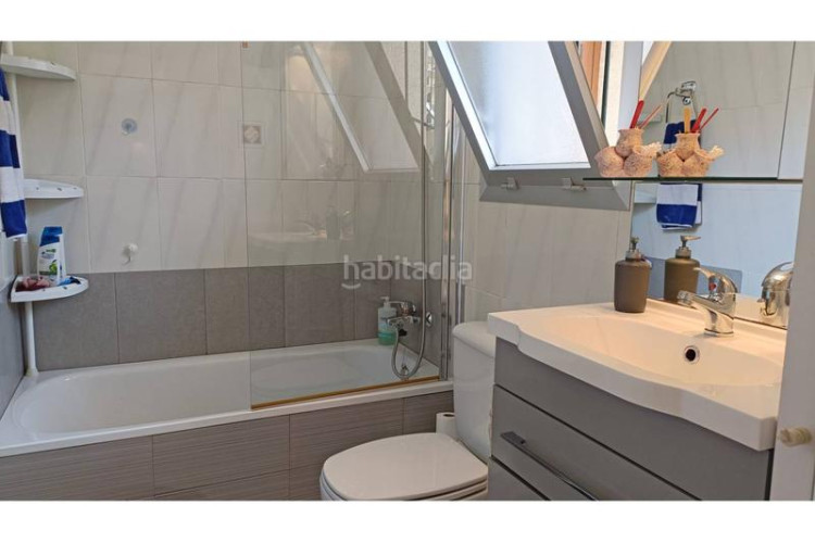 Piso en narcís monturiol 15 piso en venta en com. els pins en Escala (L´)