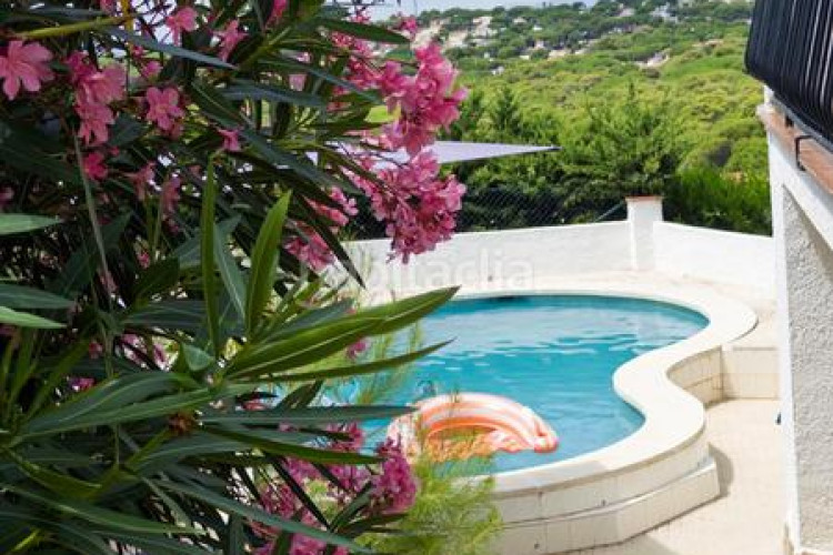 Casa  en cala Montgó con piscina, bonitas vistas y a sólo 180m del mar en Escala (L´)