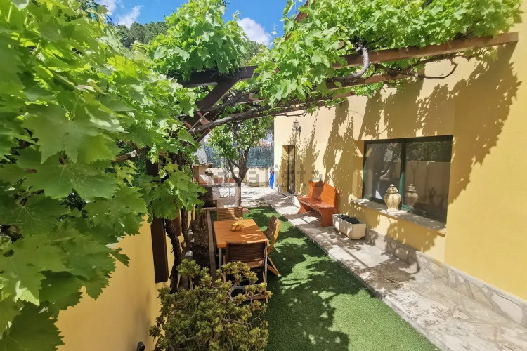 CASA UNIFAMILIAR CON PISCINA PRIVADA, GARAGE, MUY SOLEADA EN L'ESCALA