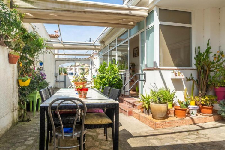 Casa  individual en excelente estado a 120m de la playa de Riells en Escala (L´)