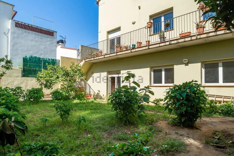 Chalet pareado en calle Tossa