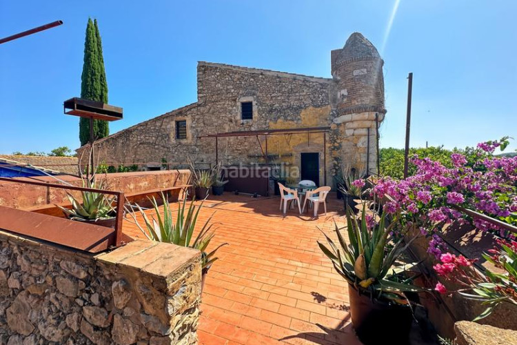 Casa masía del siglo xvi ubicada en lescala, en la costa brava, con 860 m de superficie habitable organizados en torno a un amplio pati en Escala (L´)