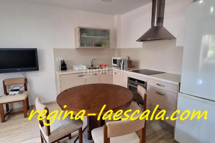 Planta baja un agradable y espacioso apartamento en un complejo residencial con piscina comunitaria y mucha zona verde. en Escala (L´)