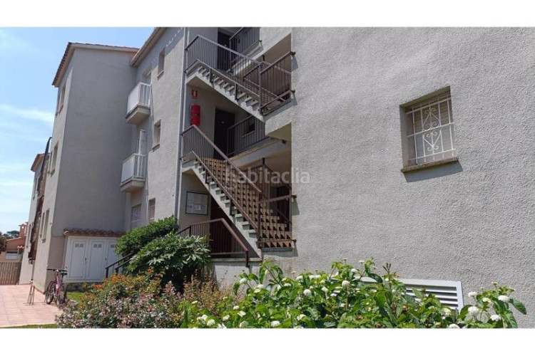Piso en narcís monturiol 15 piso en venta en com. els pins en Escala (L´)